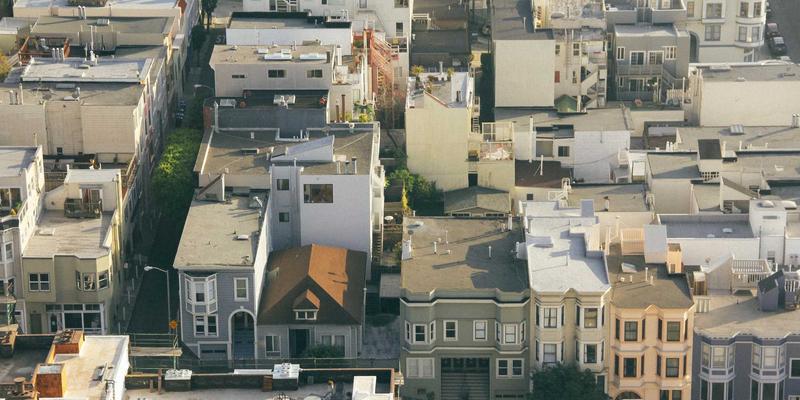 电影中的建筑空间叙事：从《闪灵》酒店到《寄生虫》半地下室，场景如何成为沉默的主角