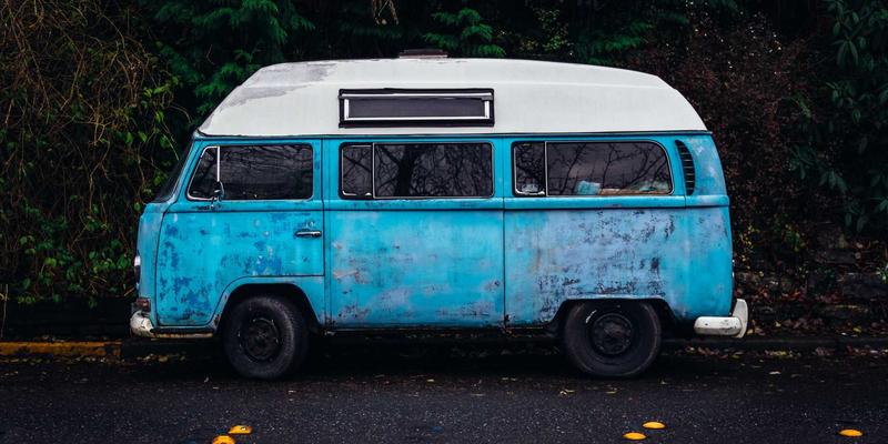 电影音效设计如何塑造沉浸式观影体验：从环境氛围到心理暗示的听觉艺术 | 影评与12电影院在线购票指南